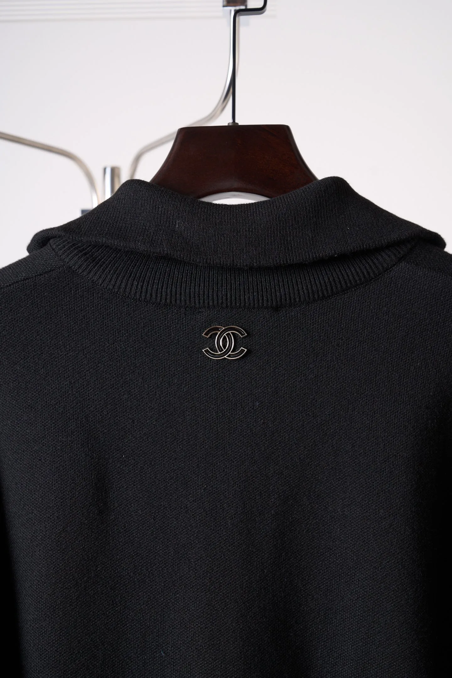 [In-Stock] CHANEL/Chanel Stand Collar Wool and Silk Logo Logo Pullover Sweater [In Stock] 36 38 40 42 Authentic 28,000 purchase and development, 46-count wool blended double-ply yarn, imported from Germany (SOTO) loom, hand-stitched logo, wool enzyme washing, customized 1:1 hardware, customized 1:1 zipper, customized 1:1 trademark, fitted version, hand washing recommended (this product is made of wool and is not easy to machine wash)